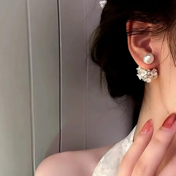 Perla White Shell Flower Stud Earrings - Picture 4 of 13